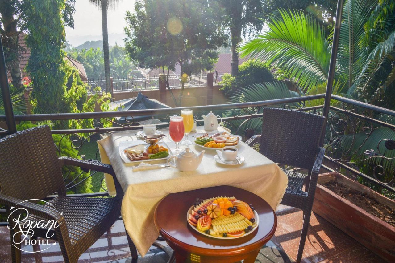 Ropani Hotel Kitende Exteriér fotografie