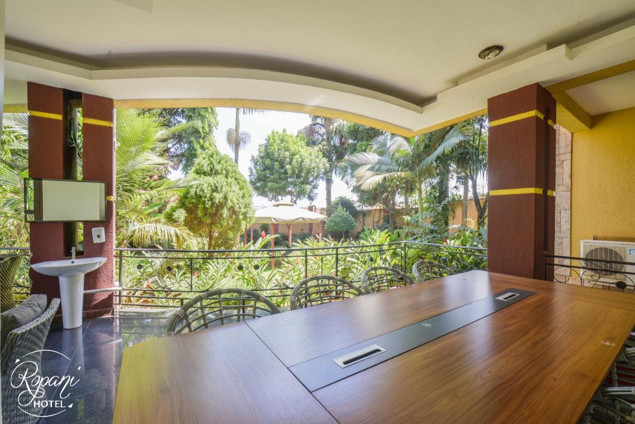 Ropani Hotel Kitende Exteriér fotografie