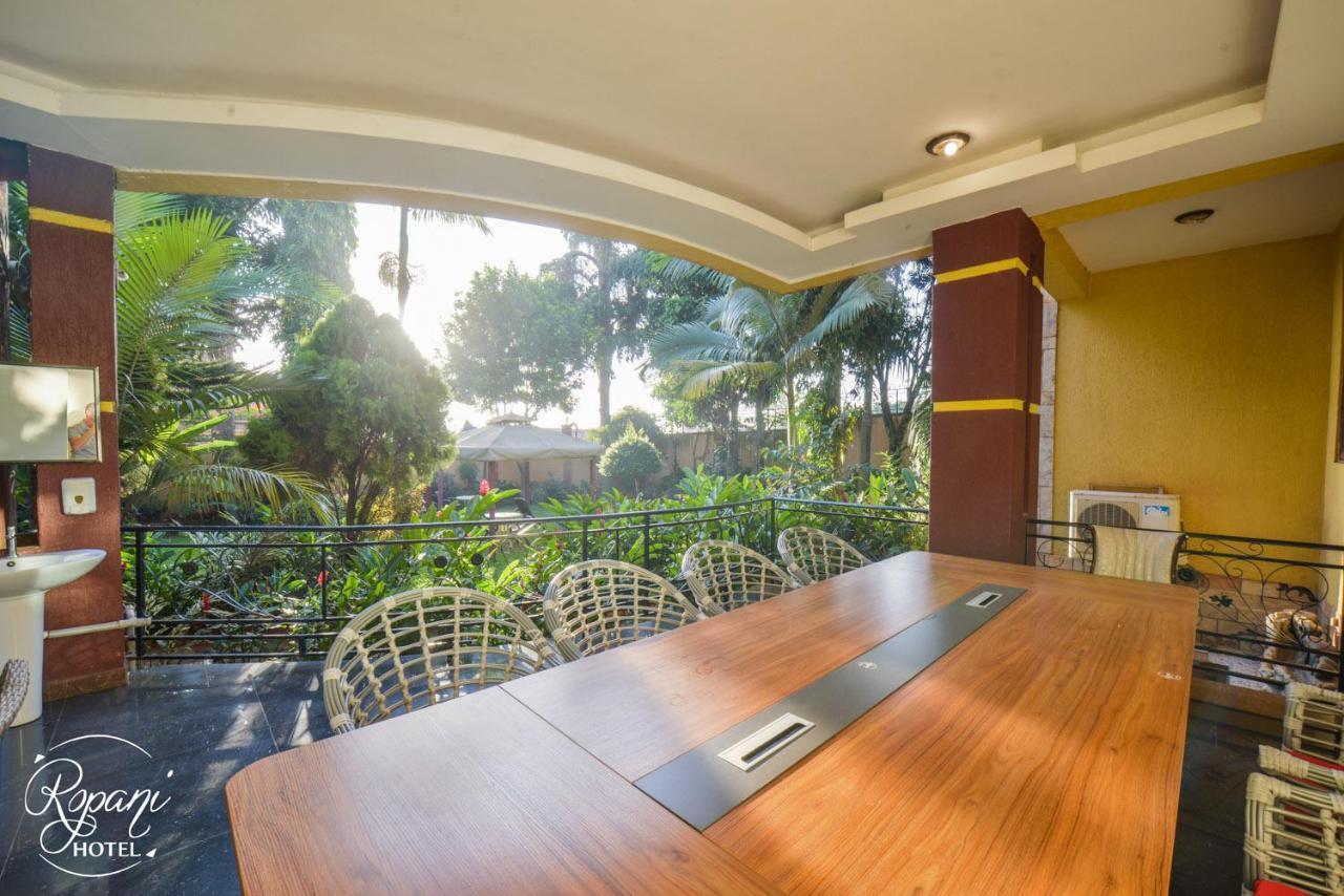 Ropani Hotel Kitende Exteriér fotografie